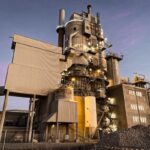 Industriell kalkugn med silor, rör och stora högar av kalksten